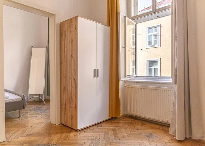 Stylish 2br, Perfect Location & Well Connected * Bécs