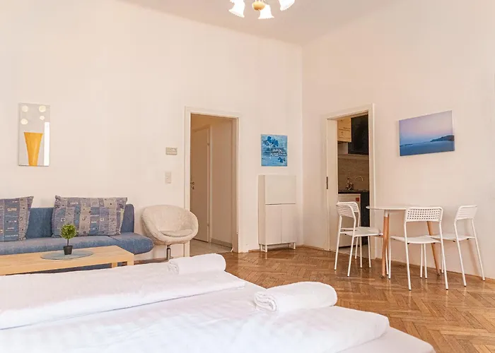 Stylish 2br, Perfect Location & Well Connected Bécs