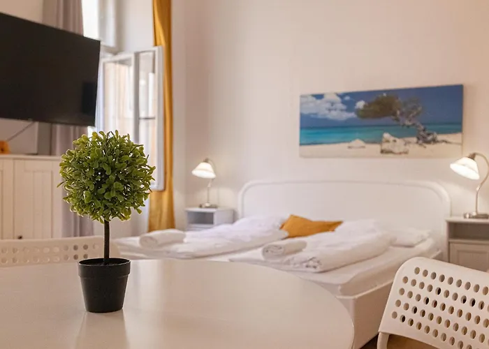 Stylish 2br, Perfect Location & Well Connected Bécs
